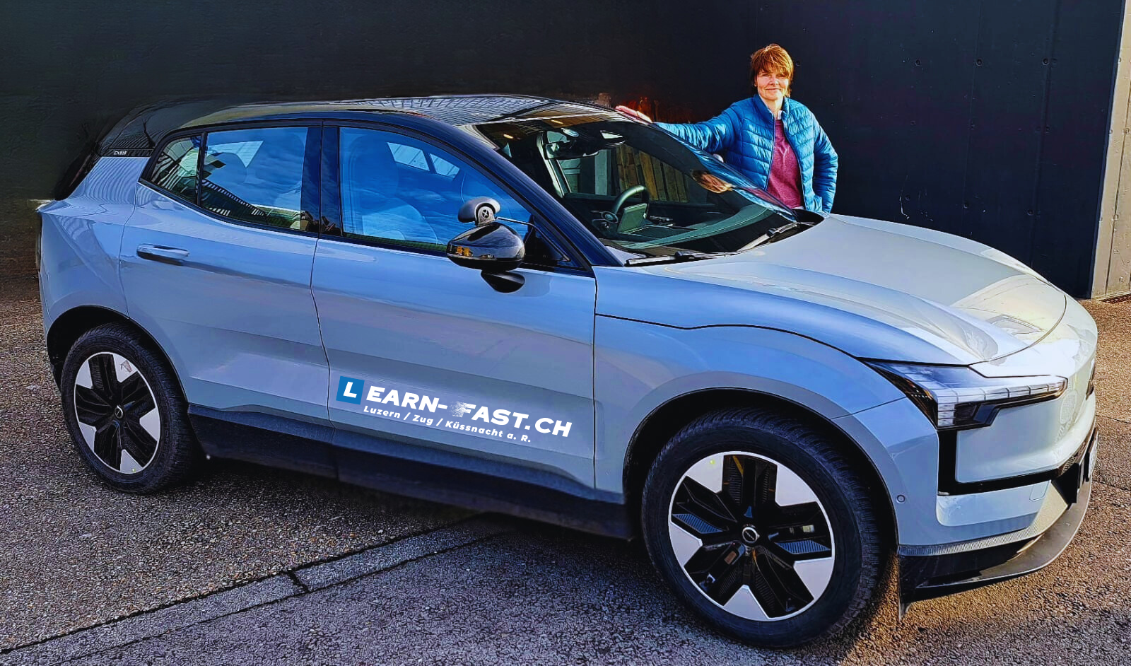 Andrea mit Fahrschulauto von Learn-Fast